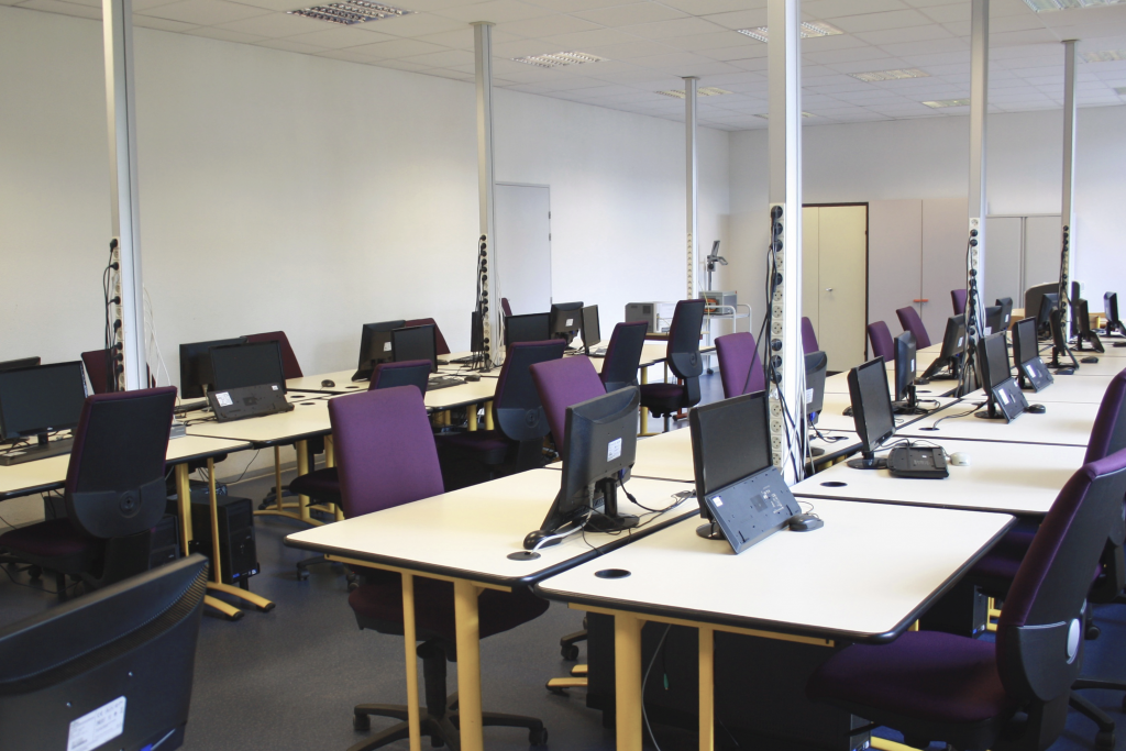 salle-informatique-violet